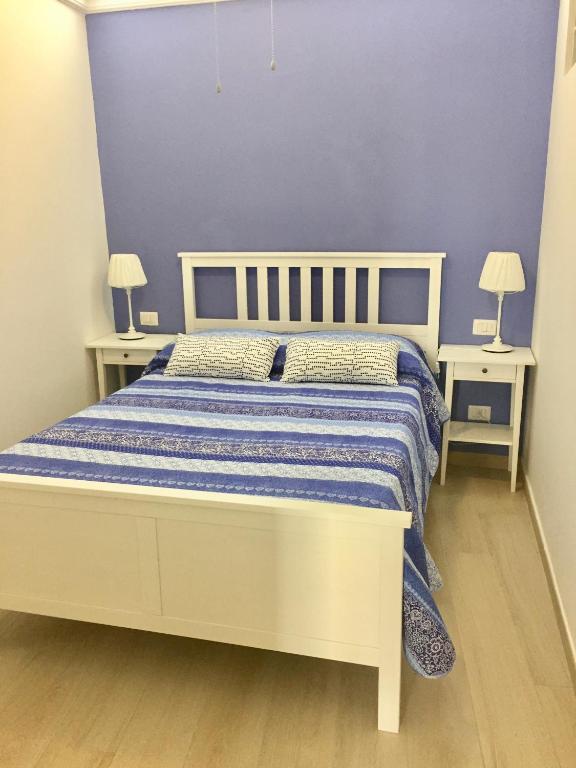 sypialnia z białym łóżkiem i 2 szafkami nocnymi w obiekcie Le Casette Gargallo 1 - Ortigia w Syrakuzach