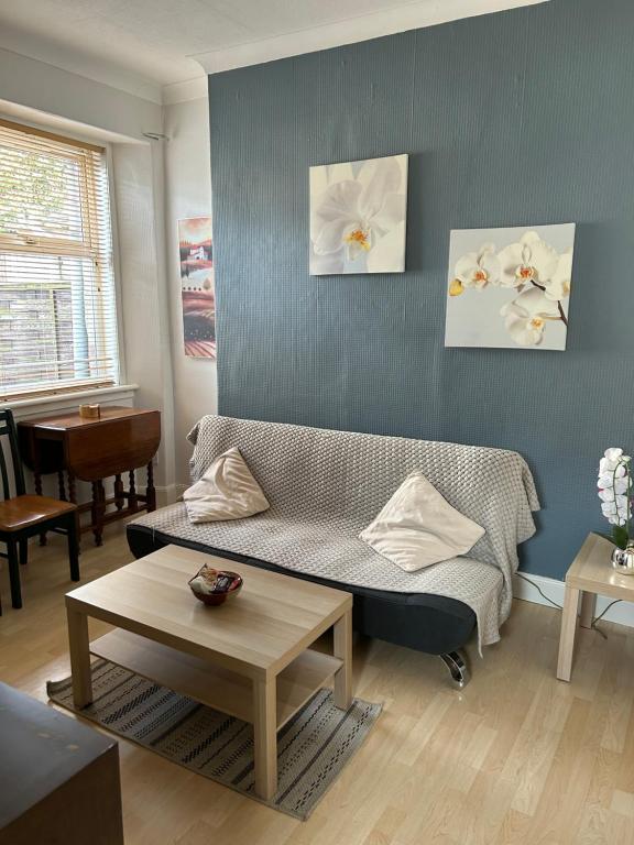 Posezení v ubytování Rosebery apartment-Inverness