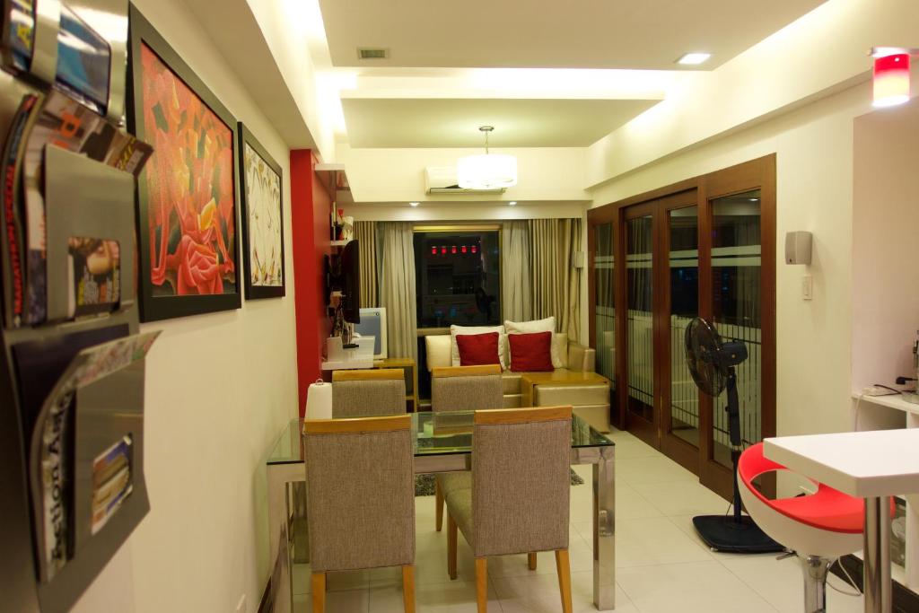 een kamer met een eettafel en een woonkamer bij Luxury Condo at Forbeswood Parklane The Fort BGC in Manilla