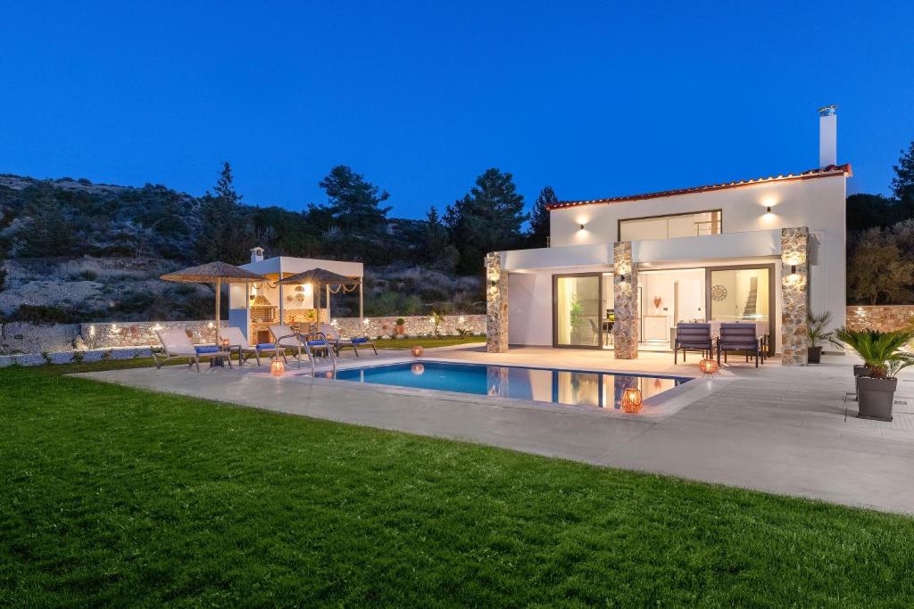 una casa con piscina frente a un patio en Aiora Luxury Villas, en Afantou