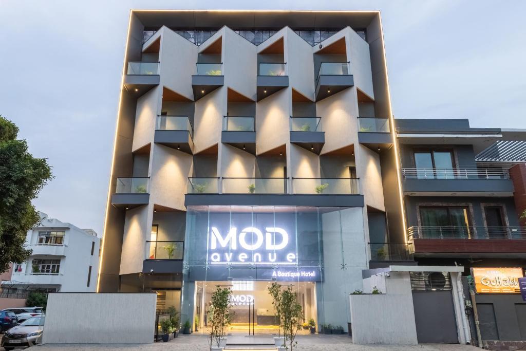 um edifício com uma placa na frente dele em Mod Avenue em Gurgaon