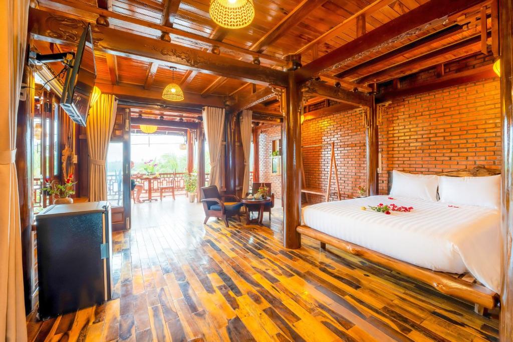 Postel nebo postele na pokoji v ubytování Eco Wooden villa Hoi An