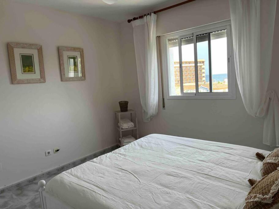 Posteľ alebo postele v izbe v ubytovaní La Cala de Mijas - Playa y parque a unos pasos