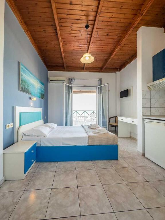 Postel nebo postele na pokoji v ubytování Troulis Seaside