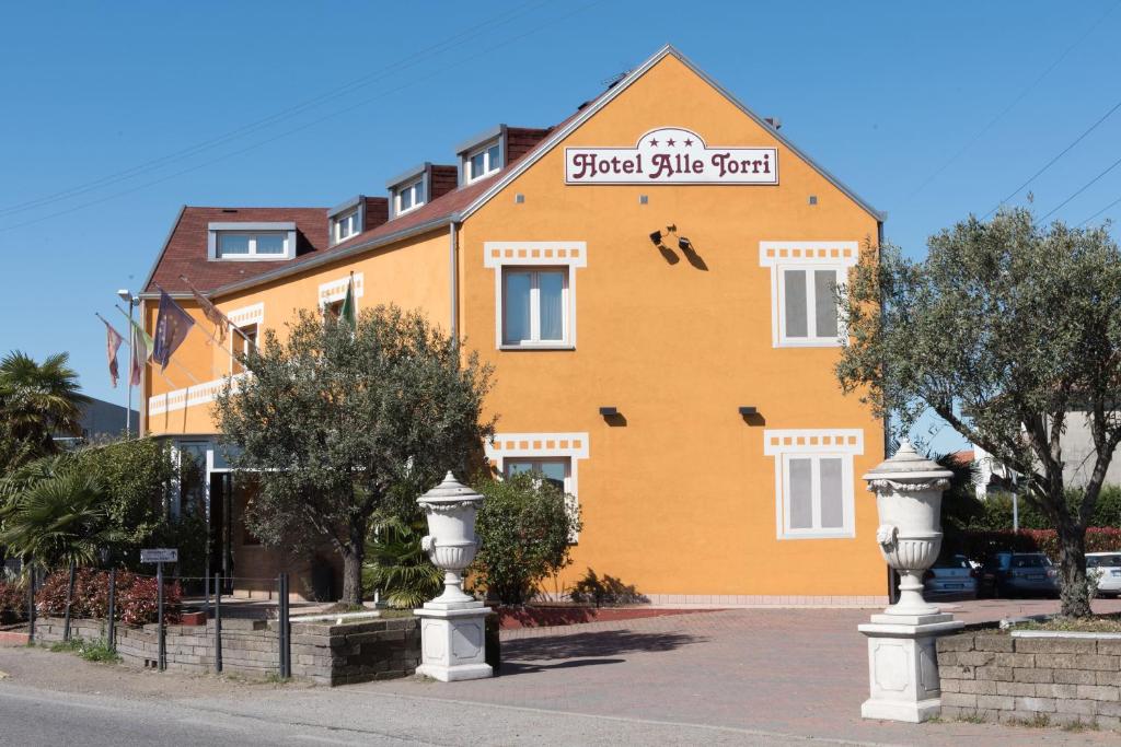 een groot oranje gebouw met een bord erop bij Alle Torri in Marghera