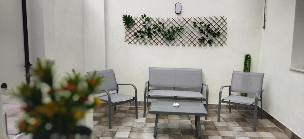 3 sillas y una mesa en una sala de espera en Alojamiento "Destino Cazorla", en Cazorla