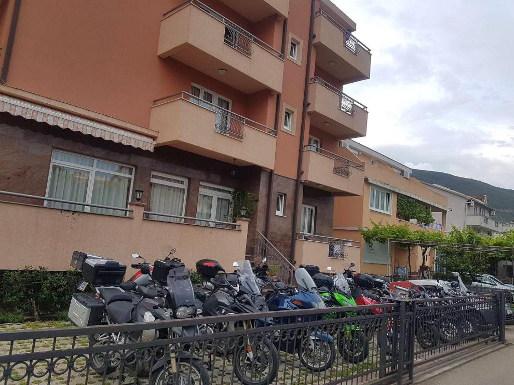 een stel motorfietsen geparkeerd voor een gebouw bij Hotel Fineso in Budva