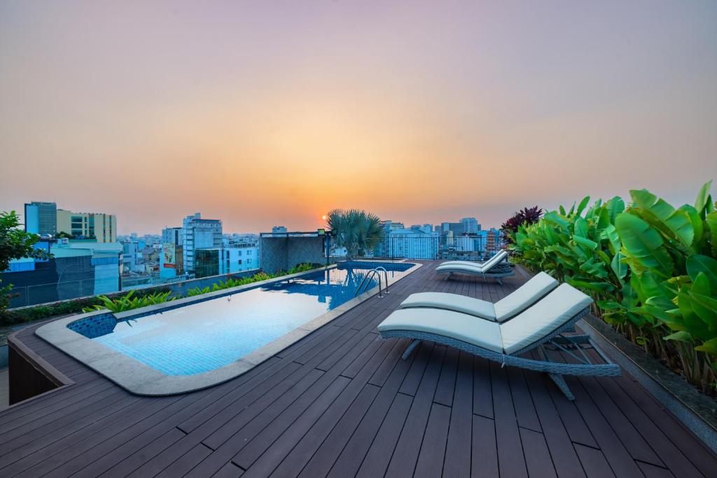 Bazén v ubytování DHTS Business Hotel & Apartment nebo v jeho okolí