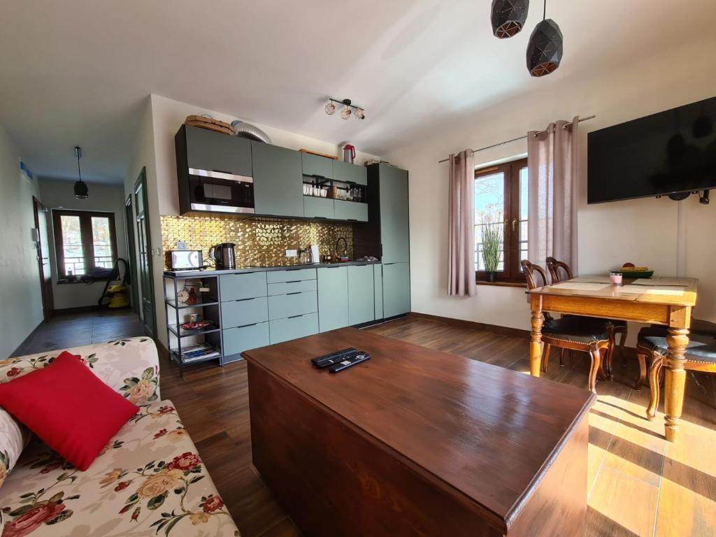 Kuchyň nebo kuchyňský kout v ubytování Green Park Resort A8 - Apartament Waloński - z dostępem do basenu, sauny, jacuzzi, siłowni - Widok z 3 stron budynku