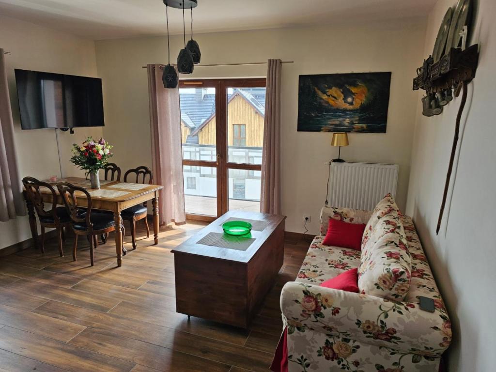 Posezení v ubytování Green Park Resort A8 - Apartament Waloński - z dostępem do basenu, sauny, jacuzzi, siłowni - Widok z 3 stron budynku