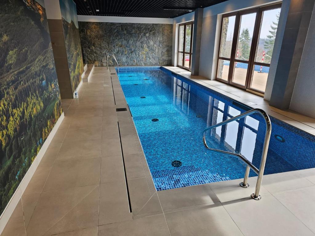 Bazén v ubytování Green Park Resort A8 - Apartament Waloński - z dostępem do basenu, sauny, jacuzzi, siłowni - Widok z 3 stron budynku nebo v jeho okolí