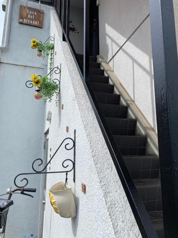 守口的住宿－Casa del girasolカサデルヒラソル，建筑物一侧有鲜花的楼梯