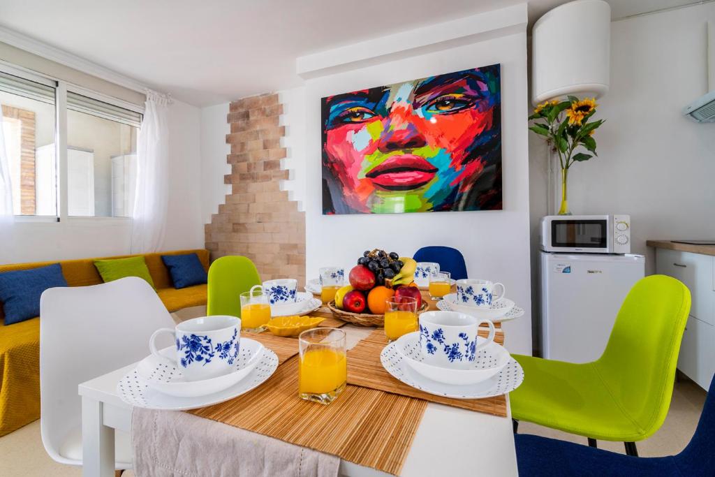 uma sala de jantar com uma mesa e um quadro na parede em Grand Villa em Valência
