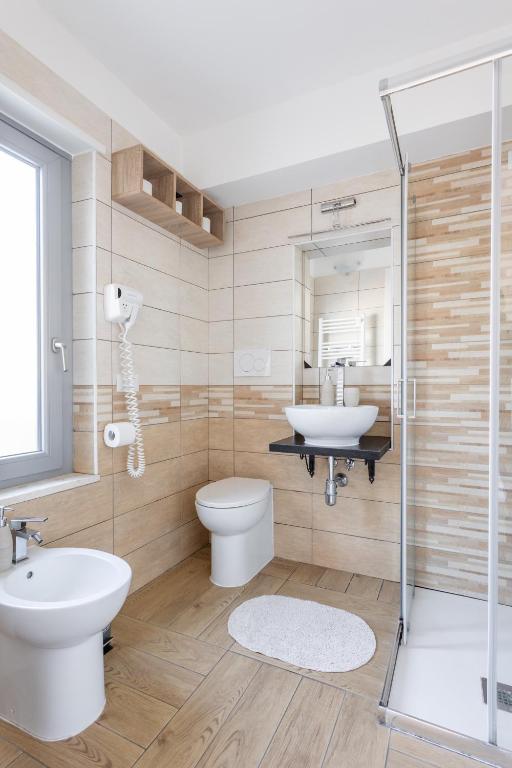 Kúpeľňa v ubytovaní ORISTANO CAMERA ARANCIO max 3pers,BAGNO,USO CUCINA