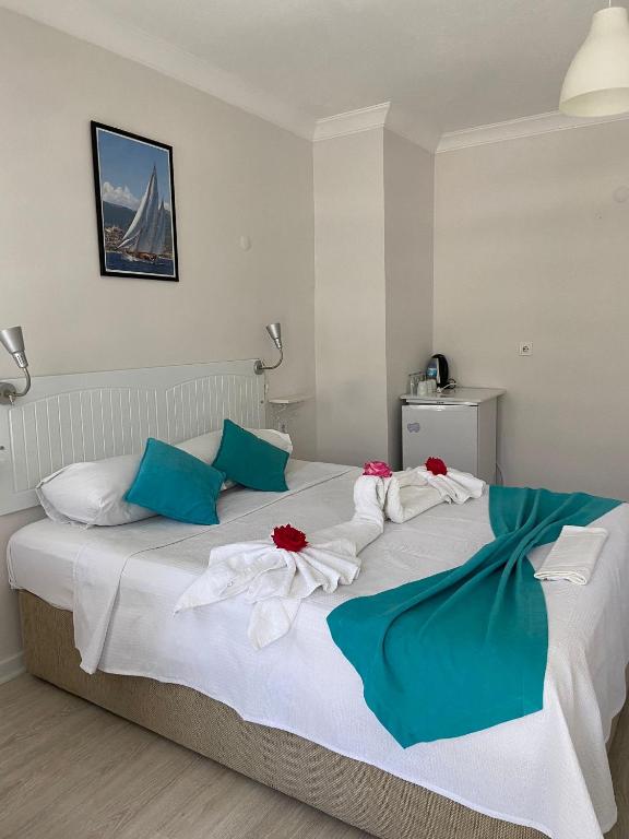 Postel nebo postele na pokoji v ubytování Göcek Selya Hotel