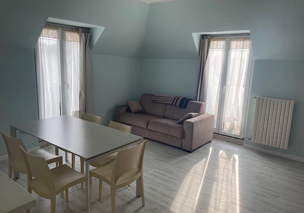 uma sala de estar com uma mesa e um sofá em La Magnolia Apartaments IV em Desenzano del Garda