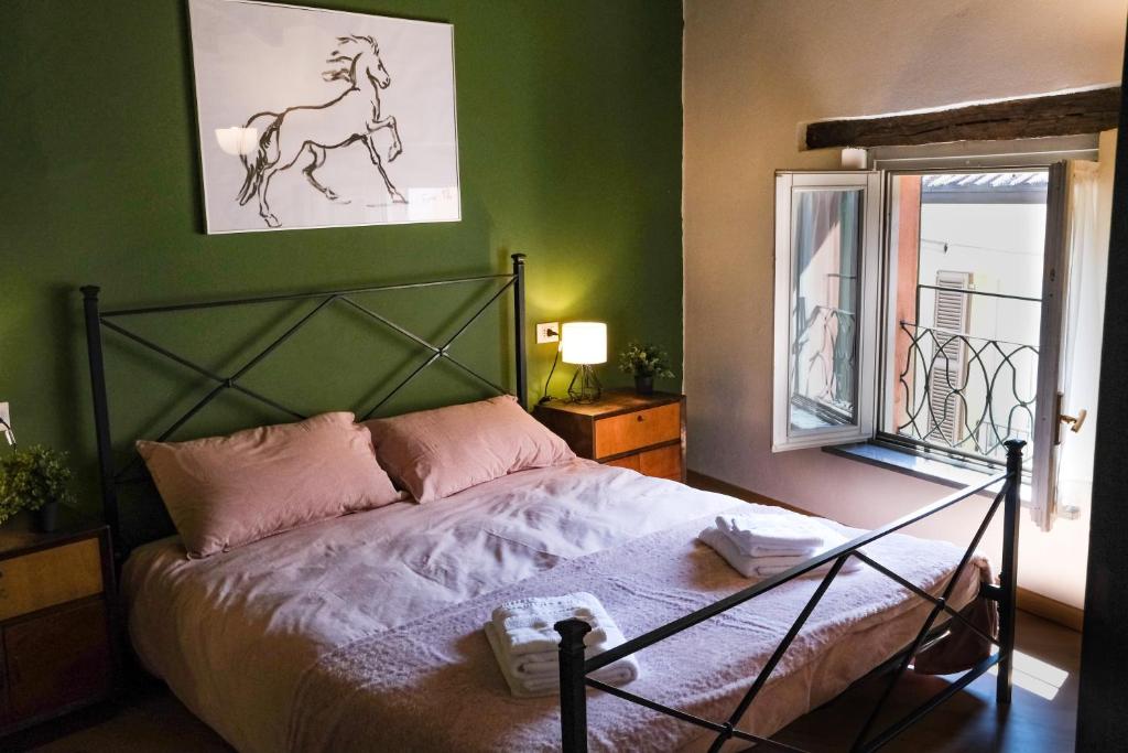 sypialnia z łóżkiem z końskim obrazem na ścianie w obiekcie Elio's secret spot w mieście Crema