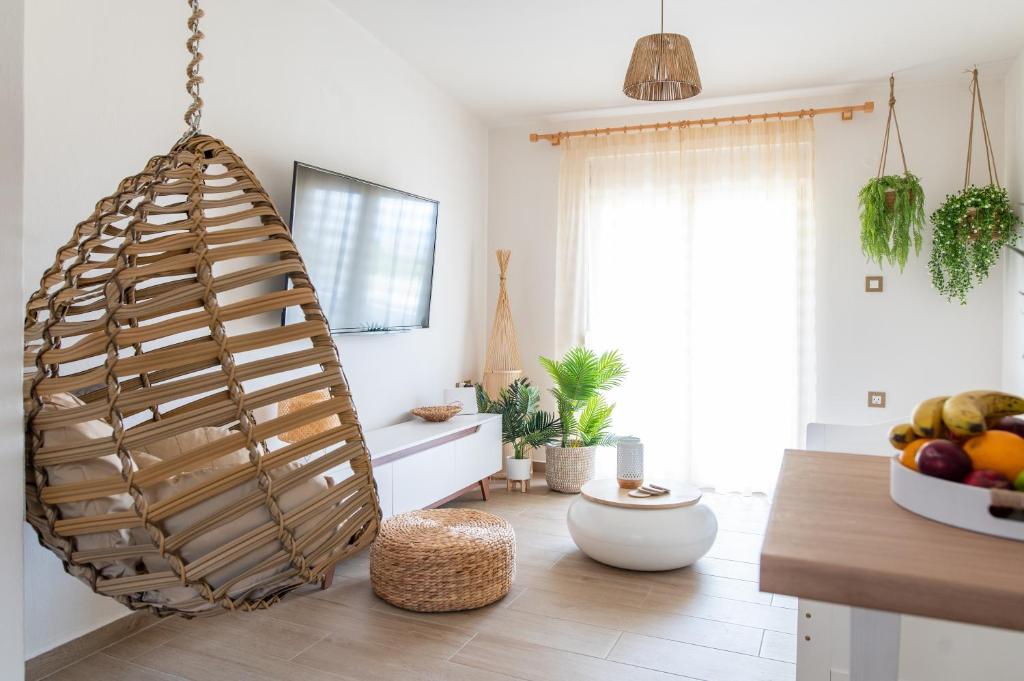 uma sala de estar com uma prateleira de vinho em madeira em White Dream House em Cidade de Kos