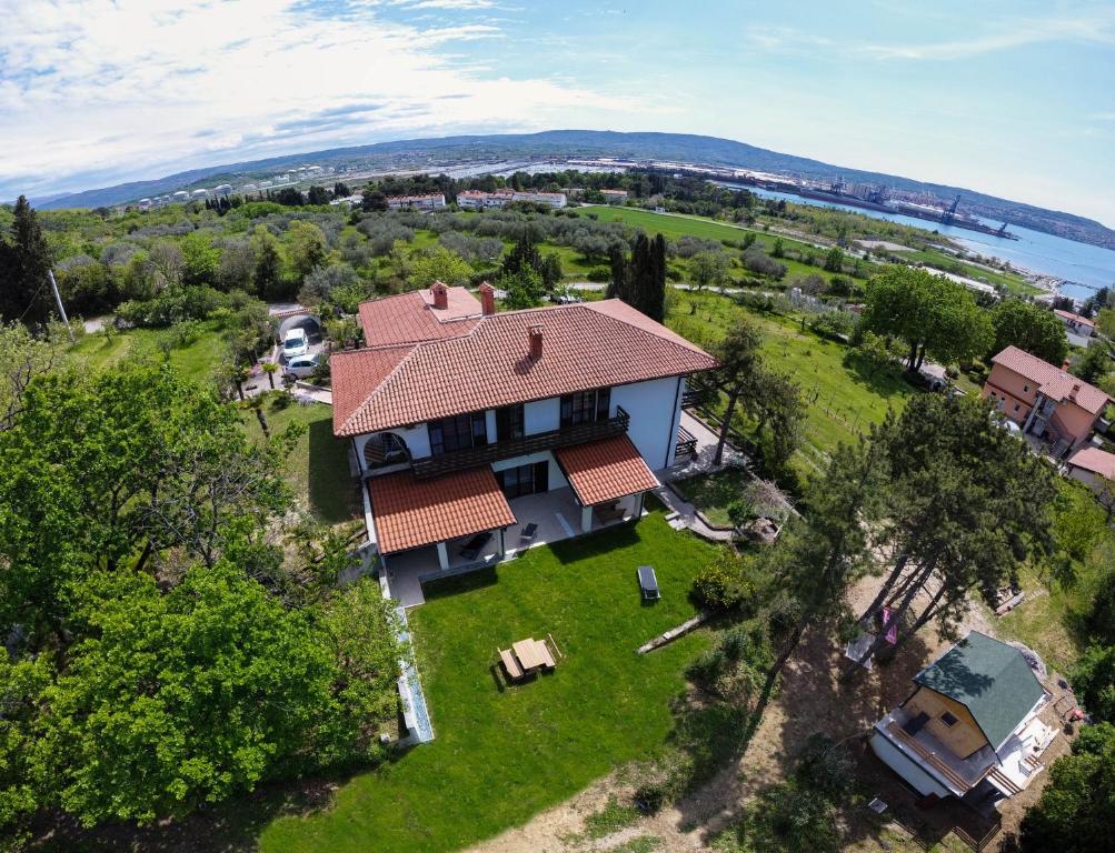 una vista aérea de una casa con patio en Active Chillax Oasis Apartments, en Ankaran