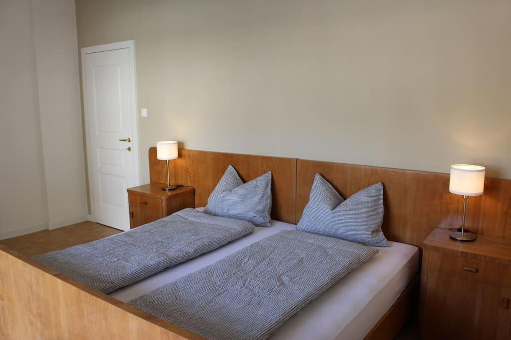 Una cama con dos almohadas azules encima. en Elina Apartment, en Merano
