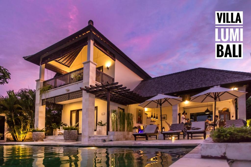 Villa con piscina al atardecer en Lumi Villa Uluwatu, en Uluwatu