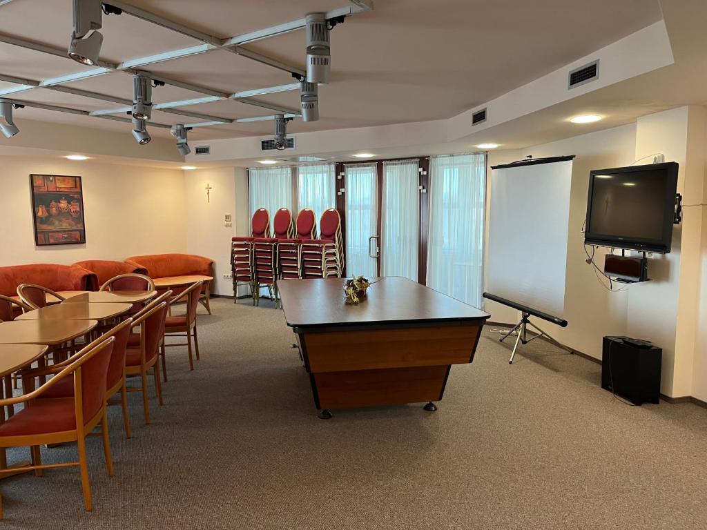 TV a/nebo společenská místnost v ubytování Hotel Estella Superior