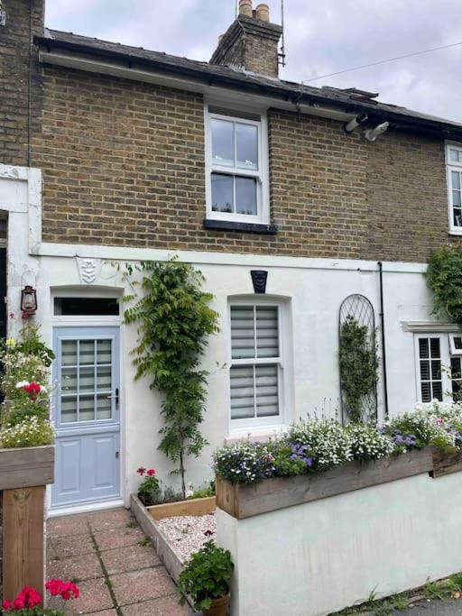 No 32 Darling Cottage, Temple Ewell (updated prices 2024)