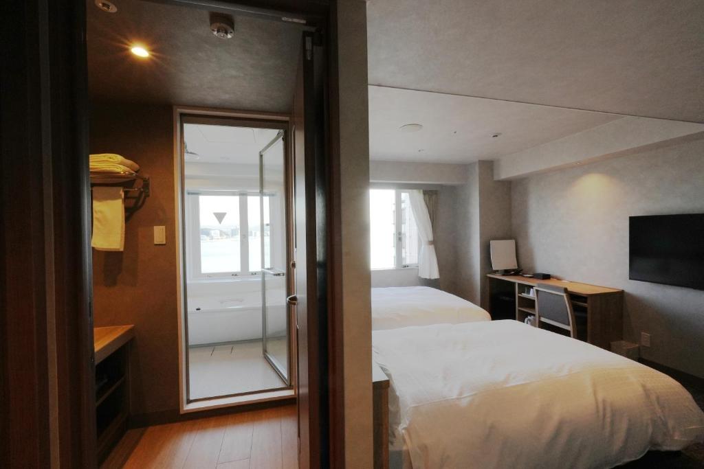 Postel nebo postele na pokoji v ubytování Matsue New Urban Hotel
