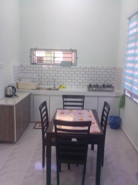 Kuchyň nebo kuchyňský kout v ubytování Homestay Adilah B