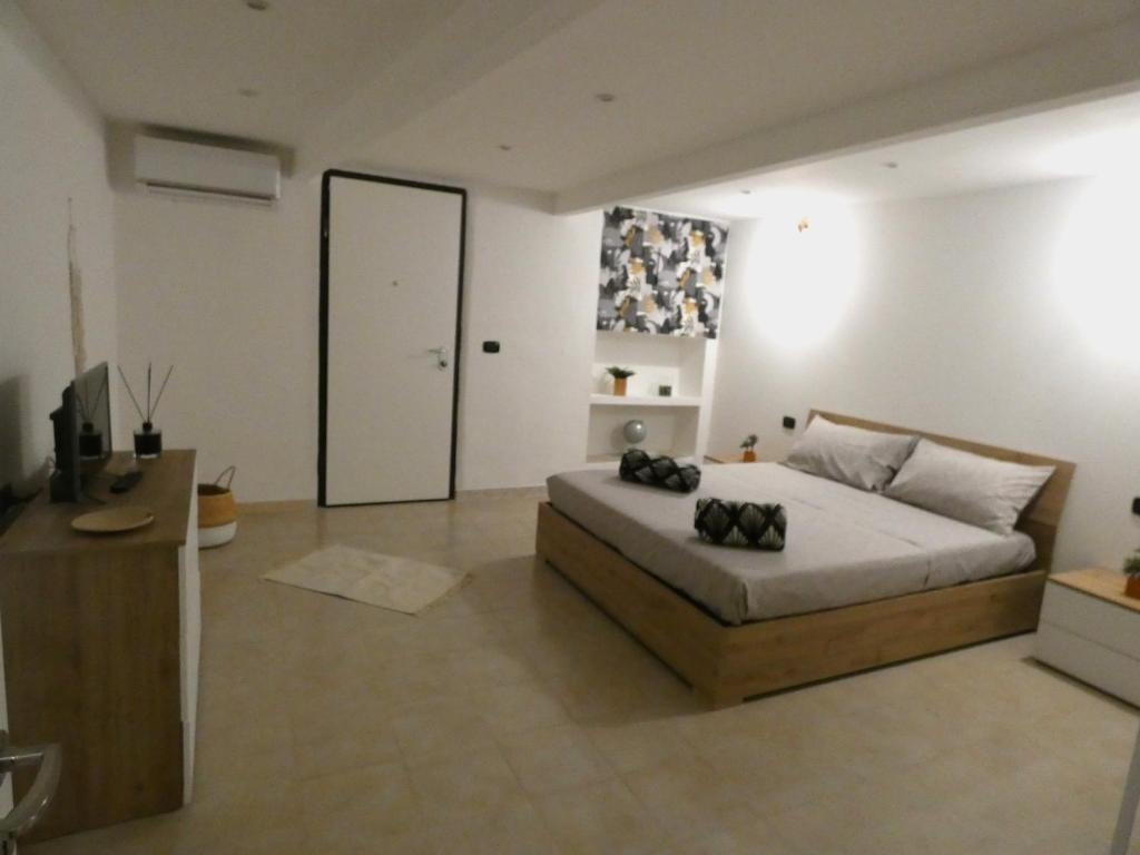 1 dormitorio con 1 cama grande y espejo grande en CASA SIMONETTA, en Bari
