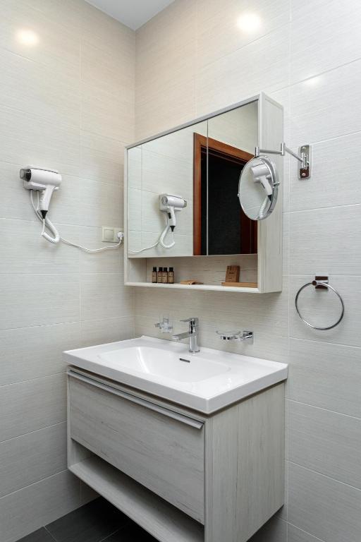 Koupelna v ubytování Vinum Hotel