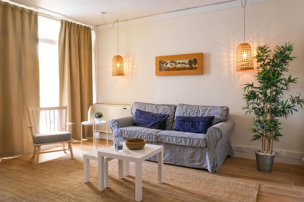 uma sala de estar com um sofá e uma mesa em Troia Beach and Nature - Apartment em Tróia