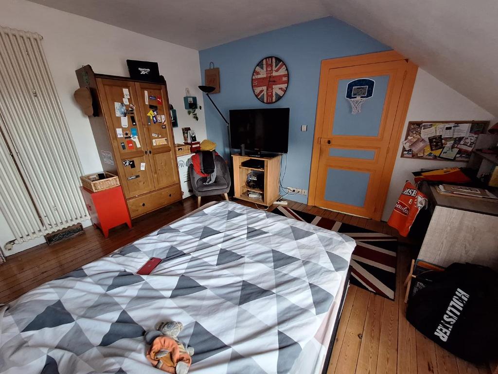 - une chambre avec un grand lit et un sol en damier dans l'établissement Chambre chez l'habitant, au Mans