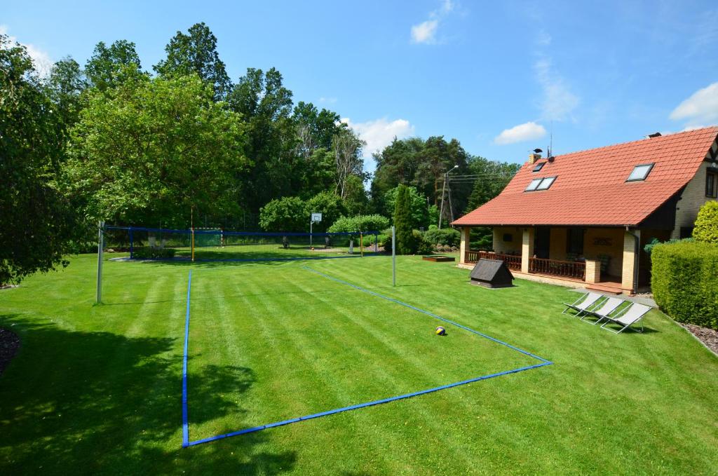 a large yard with a net in the grass at Dom wakacyjny Jaśki in Trzcianka