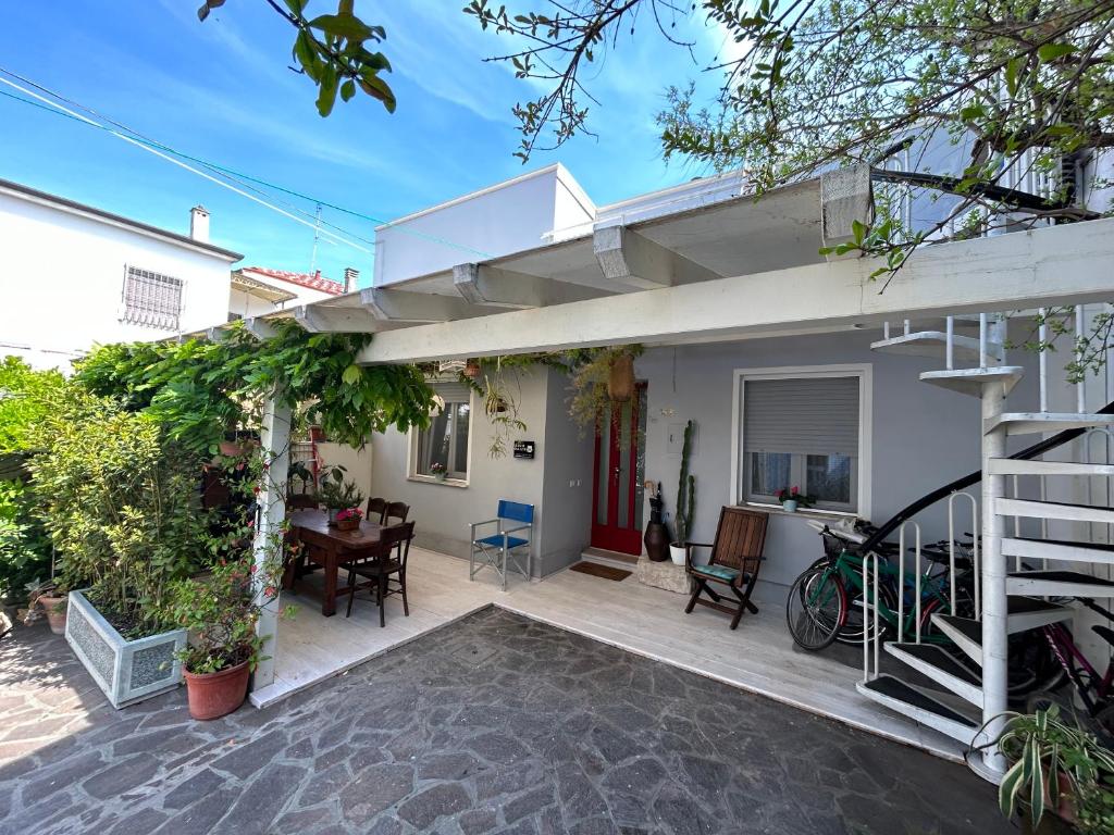 une terrasse d'une maison avec une table et des chaises dans l'établissement Guest House CorteMazzini36, à Cesenatico