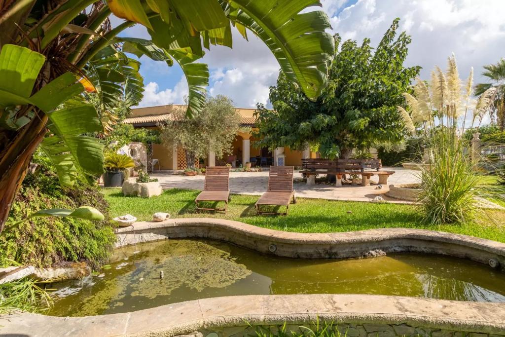 サンタ・マリア・デル・フォカッロにあるVilla Marina D'Orienteの庭園内の池(椅子2脚、テーブル付)