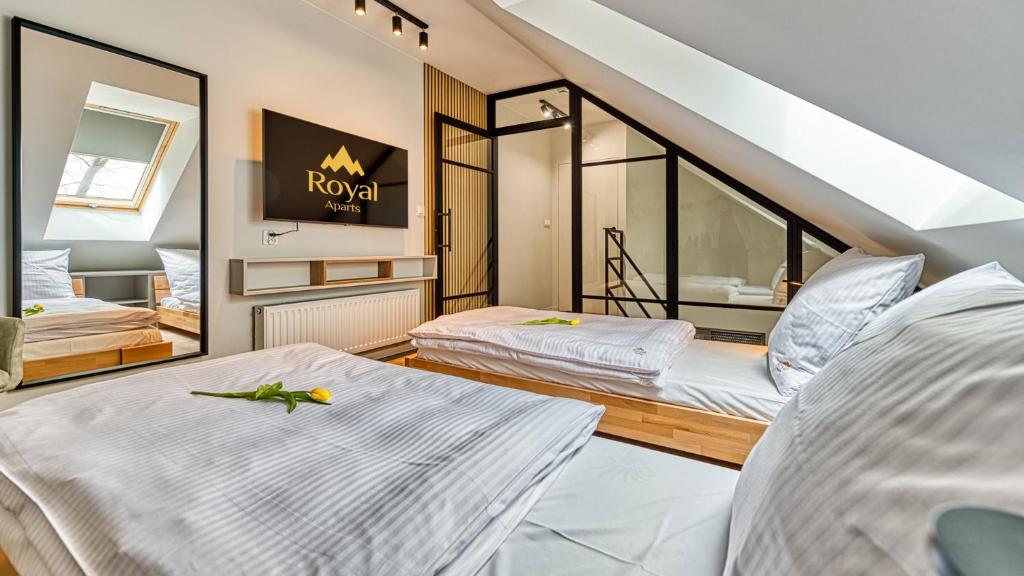 Posteľ alebo postele v izbe v ubytovaní Apartamenty z basenem i saunami STONE HILL RESORT VIP Centrum by Royal Aparts