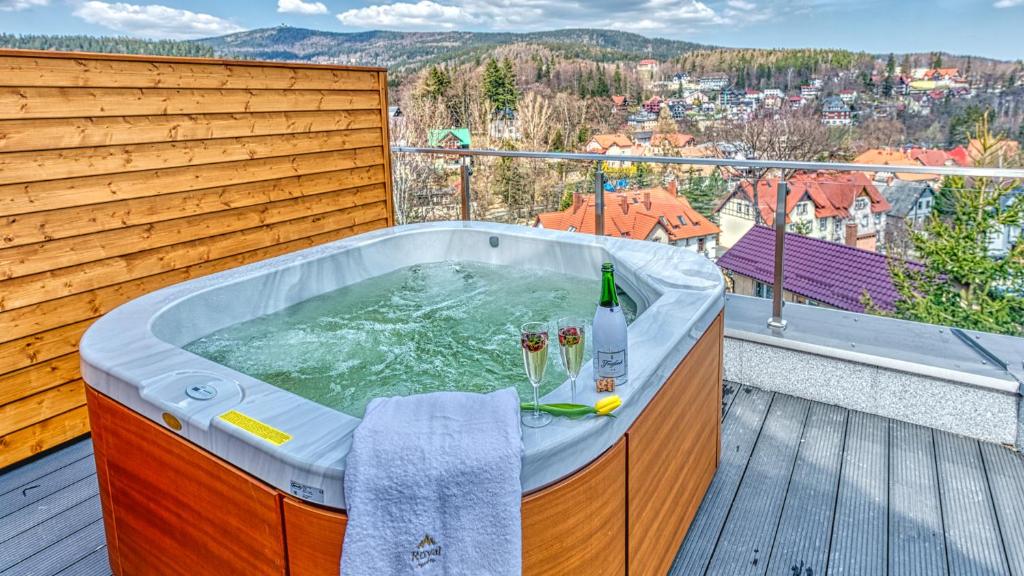 einen Whirlpool auf dem Balkon mit Aussicht in der Unterkunft Apartamenty z basenem i saunami ROYAL APARTS VIP Stone Hill Centrum in Szklarska Poręba