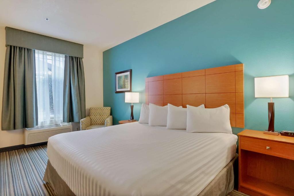 Postel nebo postele na pokoji v ubytování Best Western Liberty Inn DuPont JBLM