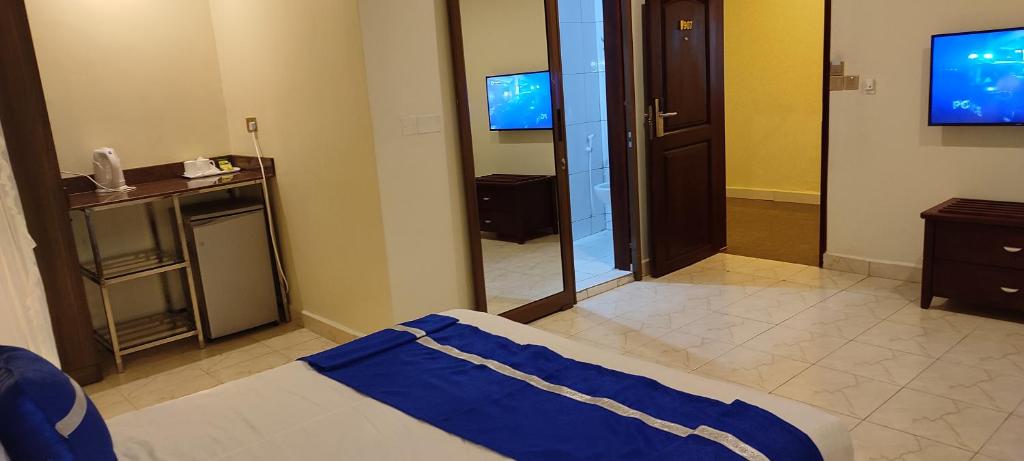 TV a/nebo společenská místnost v ubytování Koki Hotel