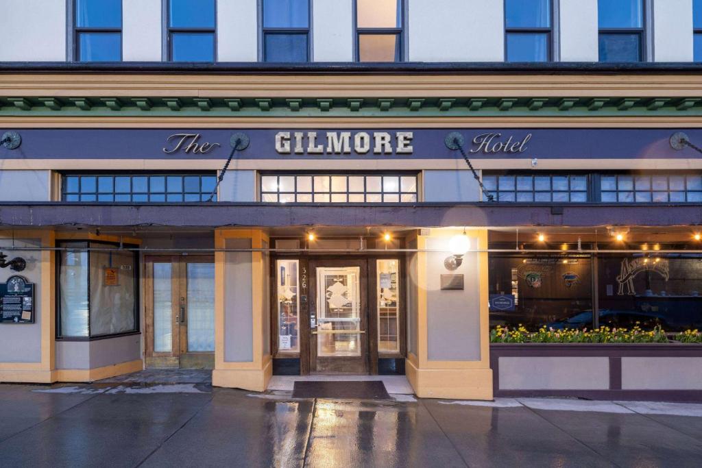 uma frente de uma loja com um sinal que lê o escudo Gilmore em Gilmore Hotel, Trademark Collection by Wyndham em Ketchikan