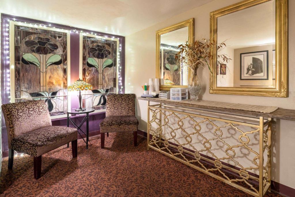 Posezení v ubytování Gilmore Hotel, Trademark Collection by Wyndham