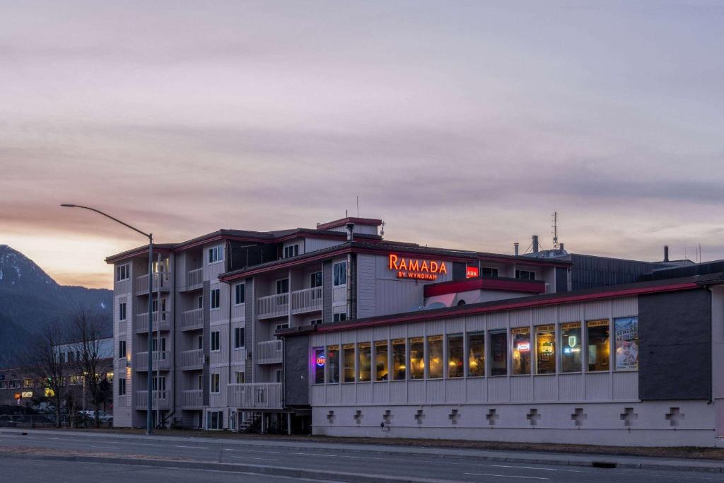 Nespecifikovaný výhled na hory nebo výhled na hory při pohledu z hotelu