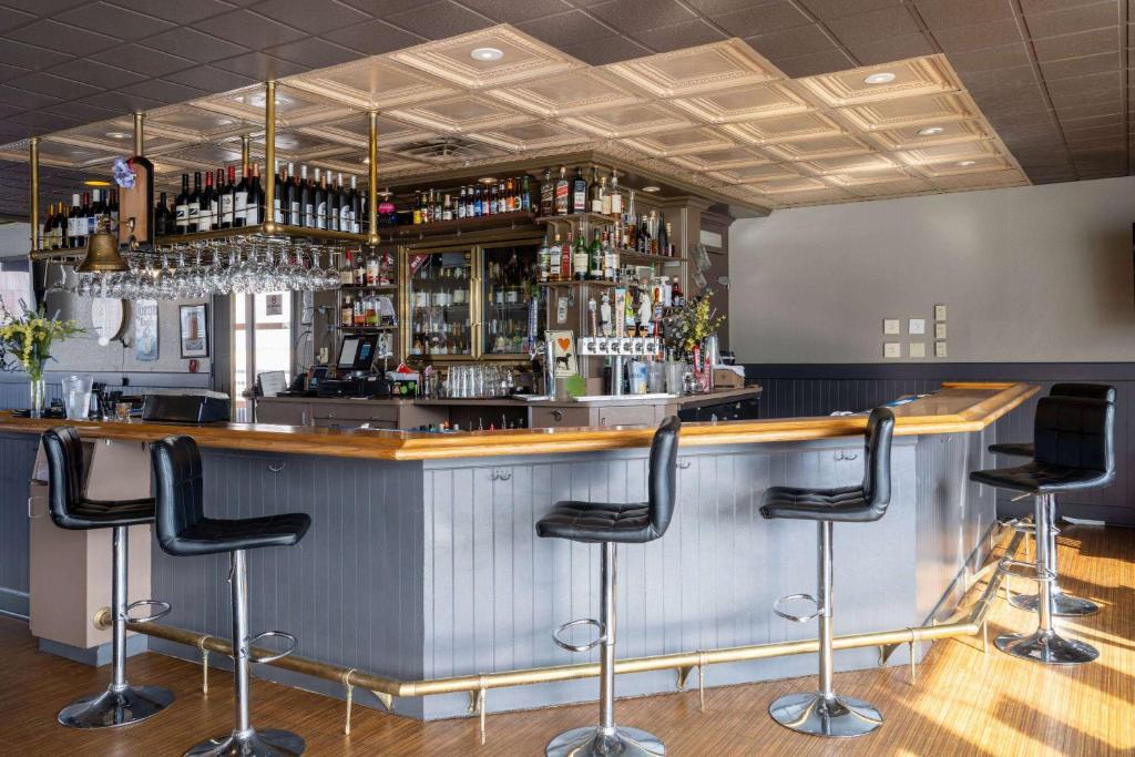 Lounge nebo bar v ubytování Ramada by Wyndham Juneau