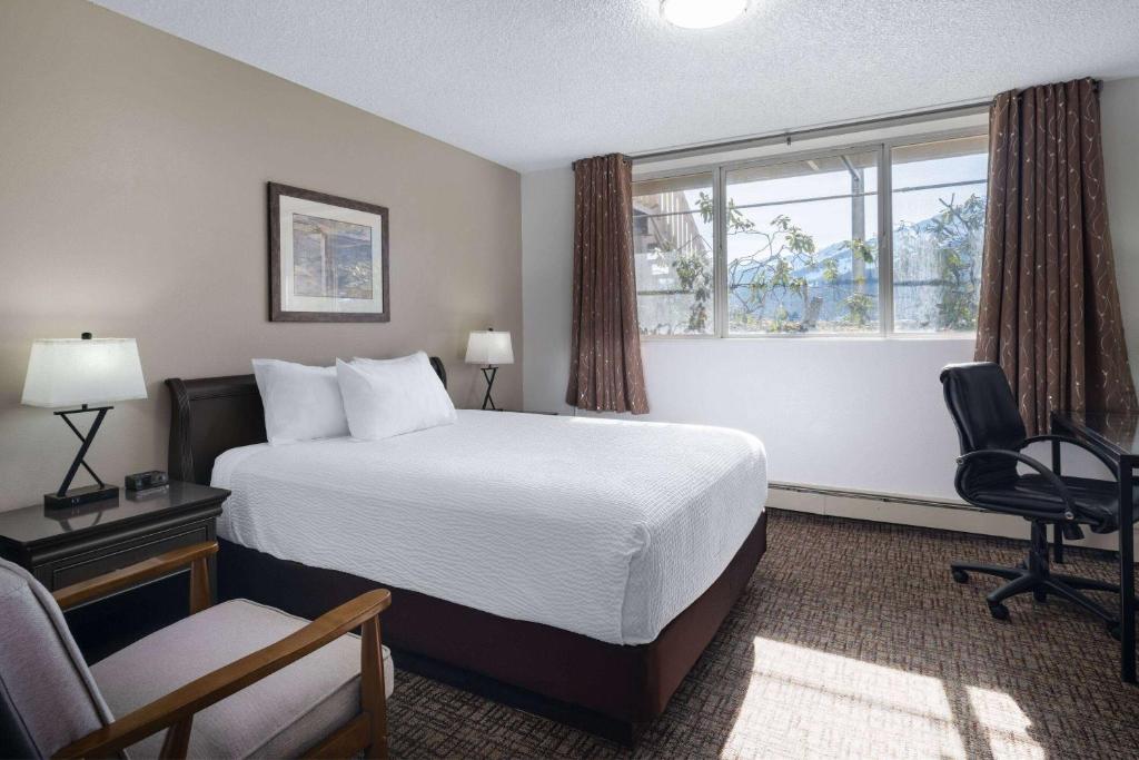 Postel nebo postele na pokoji v ubytování Ramada by Wyndham Juneau