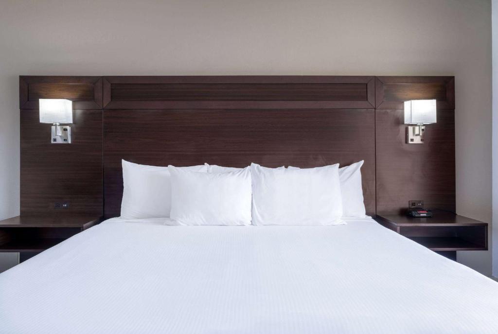Postel nebo postele na pokoji v ubytování Ramada by Wyndham Juneau