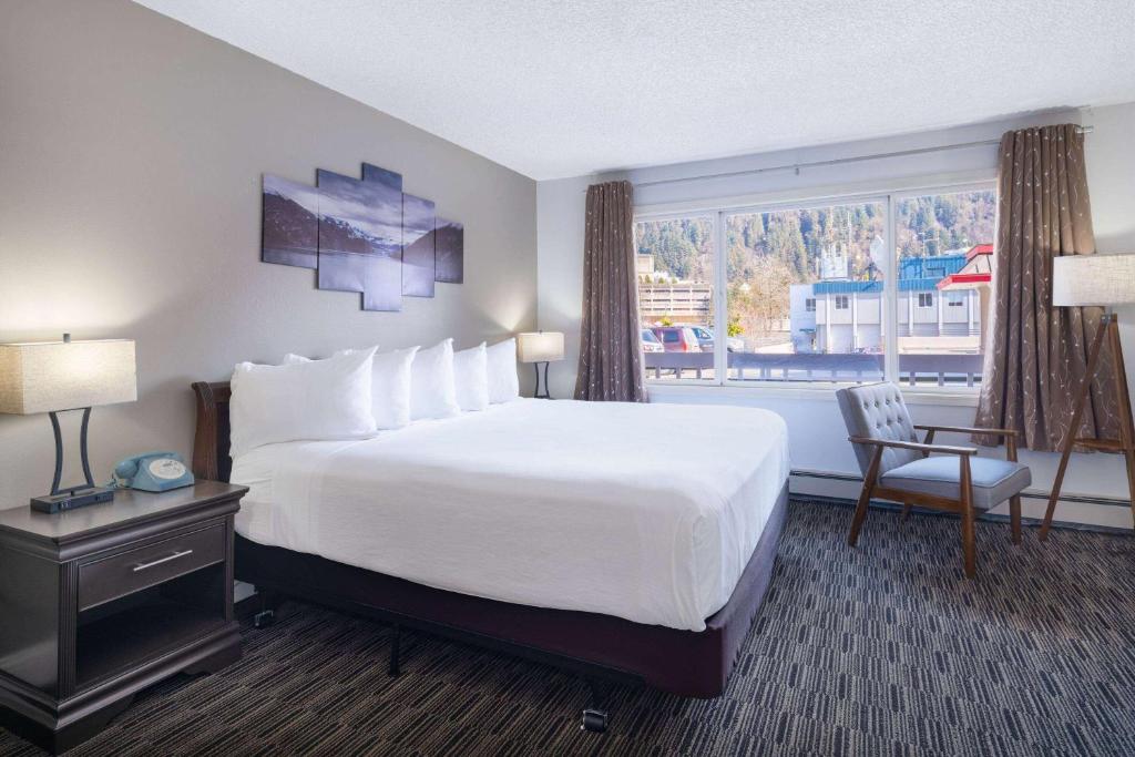 Postel nebo postele na pokoji v ubytování Ramada by Wyndham Juneau