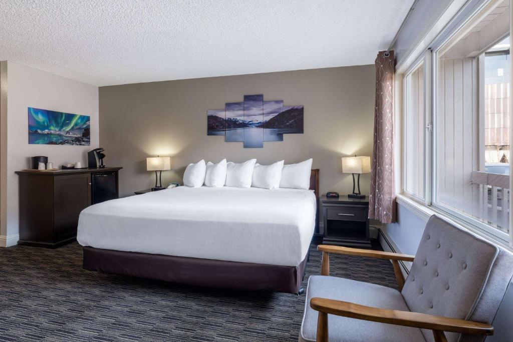 Postel nebo postele na pokoji v ubytování Ramada by Wyndham Juneau