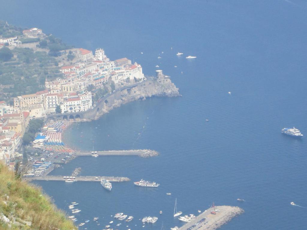 una vista aérea de una ciudad con barcos en el agua en Mira Amalfi, en Agerola