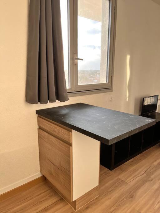 a desk in a room with a window at Studio côté plage tout équipé vue sur le Canigou in Canet-en-Roussillon
